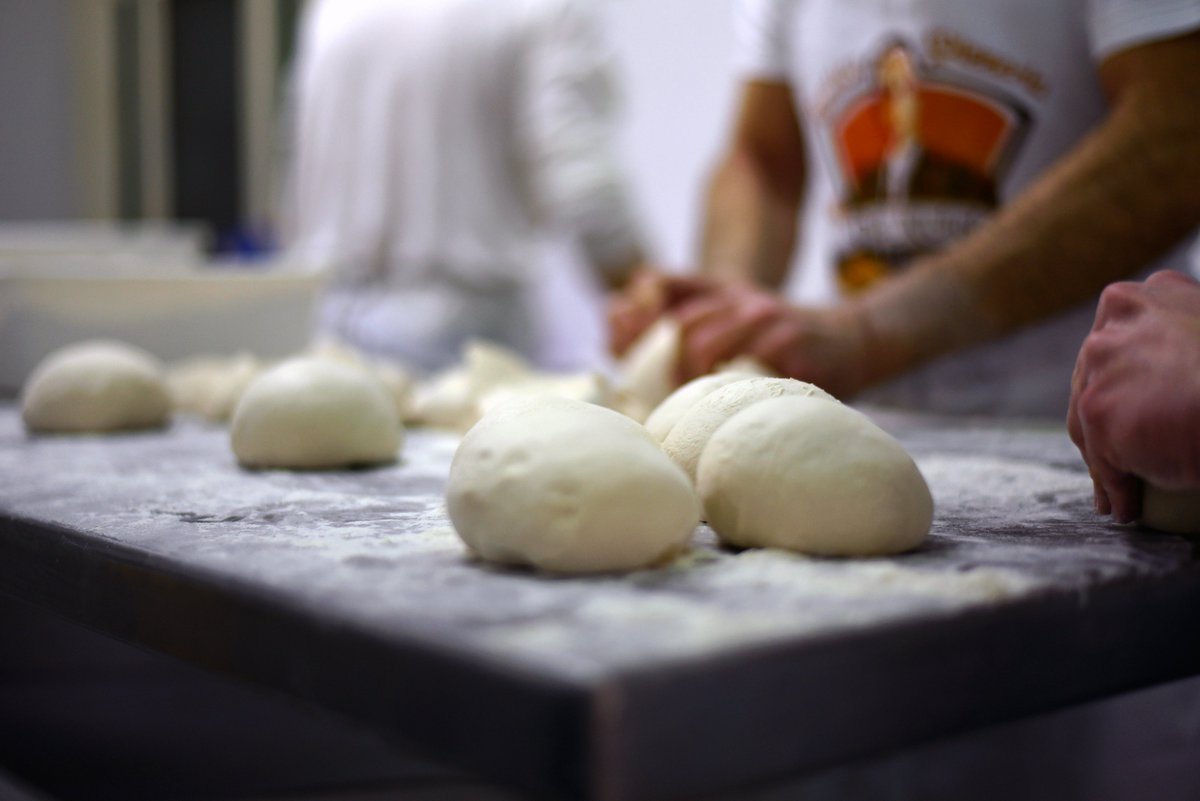 DaMicheleNapoli's tweet photo. Buongiorno....impastiamo per voi!!!#panetti #acqua #farina #Napoli #pizza #DaMichele #Dal1870 https://t.co/SPsU2GG3fi
