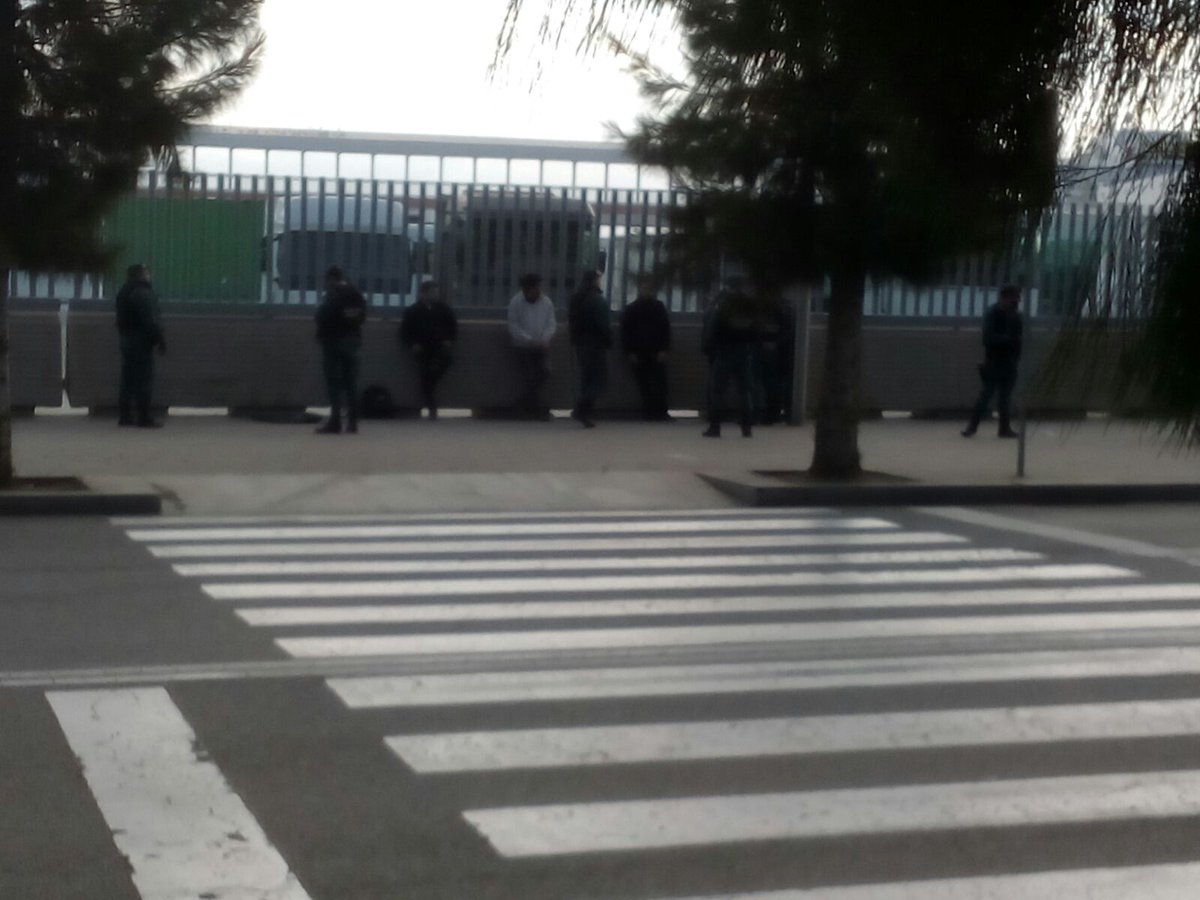 PortuariosBCN's tweet photo. AHORA MISMO| La @guardiacivil retiene a nuestras militantes tras desplegar una pancarta gigante en un puente del @portdebarcelona 
#VagaGeneral https://t.co/eIHl3BcAy3