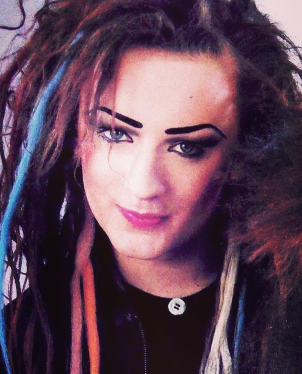boygeorgeitalia's tweet photo. Che viso stupendo! 😍❤
#perfection #boygeorge #boygeorgehair #cultureclub #boygeorgemakeup #makeup #longhair #manlonghair #makeup80s #newwave80s #newwave80 #newwave #androgin #androgino #trucco #androginity #boygeorgecommunity #80s https://t.co/clXtWYAYee