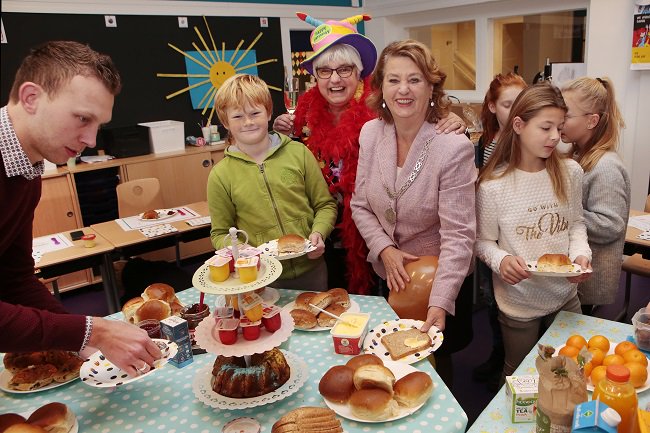 Gemeente Laren (@gem_laren) on Twitter photo College ontbijt met Nationaal Schoolontbijt op tot B&B omgetoverde De Binckhorst-St. Jan ivm jubilerend leerkracht bit.ly/2yGsAAz College ontbijt met Nationaal Schoolontbijt op tot B&B omgetoverde De Binckhorst-St. Jan ivm jubilerend leerkracht bit.ly/2yGsAAz