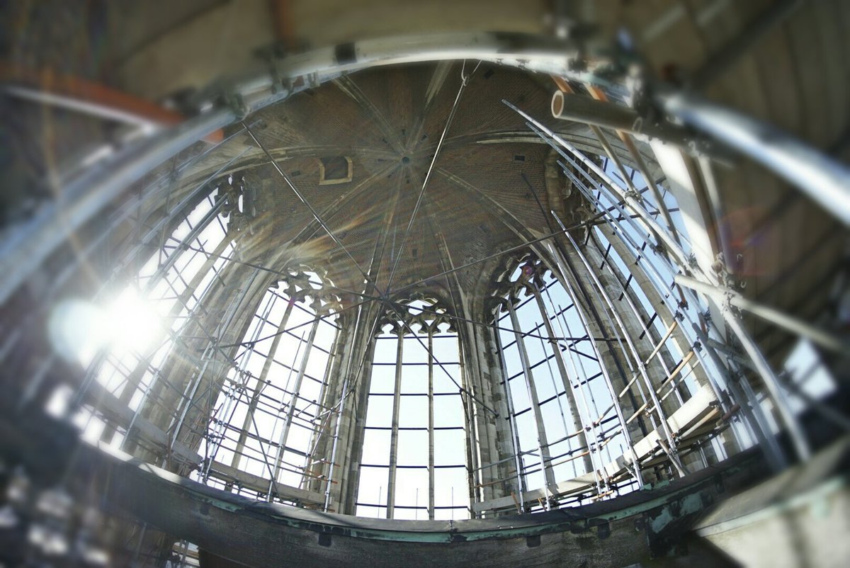 vlamingerfgoed's tweet image. De lantaarn van de @DomtorenNL staat al voor een groot deel in de steiger