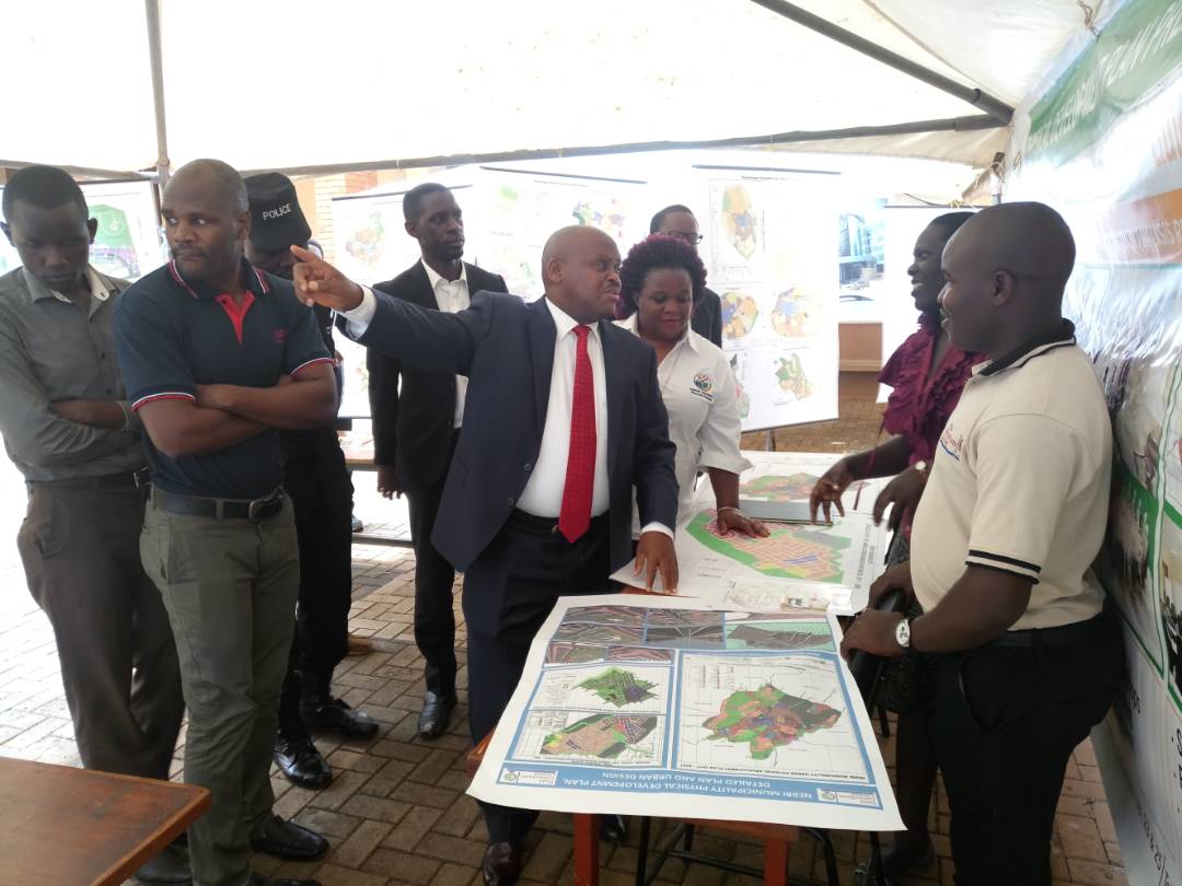 AshdruGrove's tweet photo. Minister of Urban development arrives for a public lecture on World Town Planning day where he has also toured various stalls #WTPD2017 https://t.co/jBM6l4zMjh