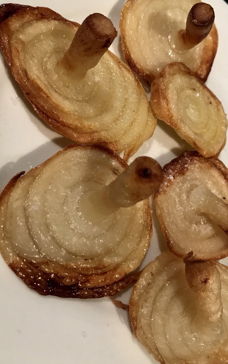 JuliaTempler's tweet photo. Roast potatoe mushrooms! Love it! 🍄
#Wednesday #Dinnertime #madfood #potatoes https://t.co/3F0Tlo3kFE
