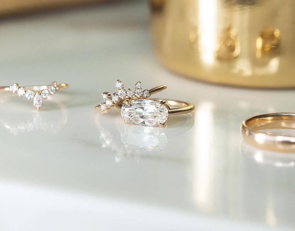 Beautiful pieces by  @everettnyc
・・・
Nothing beats the warm glow of Gold and twinkling White Diamonds ✨
.
.
.
.
.
… instagram.com/p/BbOrTyjlzfN/