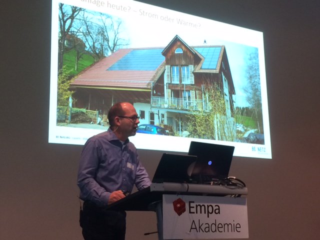 swissolar_d's tweet photo. A. Kottmann an der #SWT17 nennt 3 Argumente für #Solarwärme: Klein aber fein, perfekte Ergänzung zu Wärmepumpe, Plus-Energie-Bau mit Solarwärme https://t.co/VD7hNWGx9q