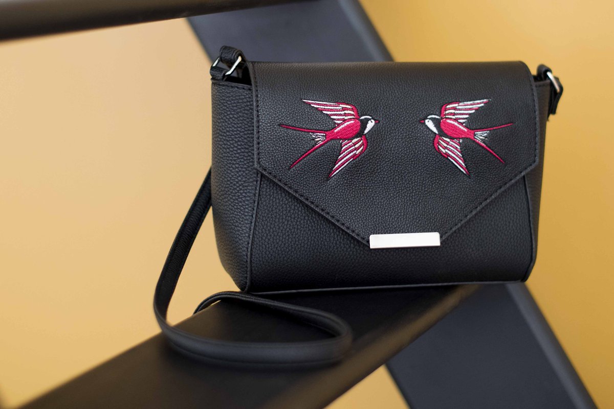 FollowMeByGemo's tweet photo. #JeSuisToujoursGênéQuand je dois argumenter sur le fait que ce petit sac choupi est VRAIMENT celui dont j'ai besoin ! https://t.co/dgv2Oo1p0j
