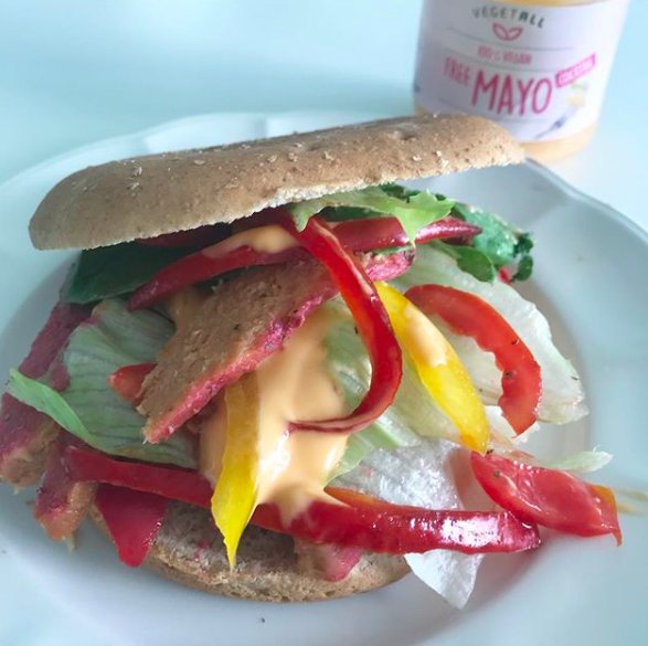 avrupa_gurme's tweet photo. Bugün @gurmevegan ‘ın pişirdiği pinky #seitan ile #vegetall kokteyl mayonezli nefis bir #hamburger yaptık!
Çok sağlıklı olduğu gibi protein açısından da oldukça zengin. 💪🏻🌱 🍔
#Vegan #Veganfood #Veganism #Veganistanbul #veganhour #veganturkiye https://t.co/JZMzvHxEed