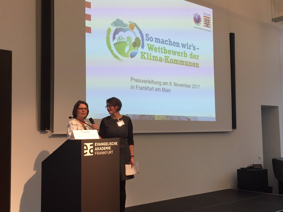 ifok_de's tweet photo. Live aus FRA: Unsere Kollegin @m_richwien interviewt Umweltministerin @PriskaHinz zum Wettbewerb der Klima-Kommunen https://t.co/590Xng3Pvb