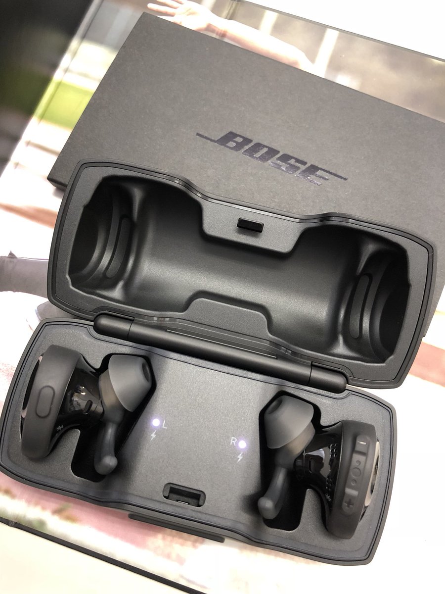 am_akira's tweet photo. 久しぶりのBOSE製品購入。多分20年ぶり?
AppleのAirPodsと迷ったけど、友人のを付けさせてもらったら自分の耳にはしっくりこなくて💦
イヤホンのメイン利用は就寝前のYouTube鑑賞にはオーバースペックだけど見た目の格好良さでw
#嫁には内緒
#BOSE #SoundFree https://t.co/Ae0ZAc1xVV