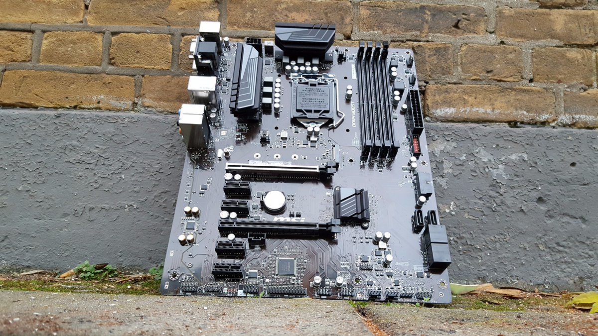 Pclinde's tweet photo. Een Z370 moederbord met een klein budget? Here you go! De MSI Z370-A Pro, lees meer in de review: https://t.co/TSasUQRF3P #msi #msiz370apro @msitweets @msiUSA @msifrance https://t.co/jVpxBm2TQV