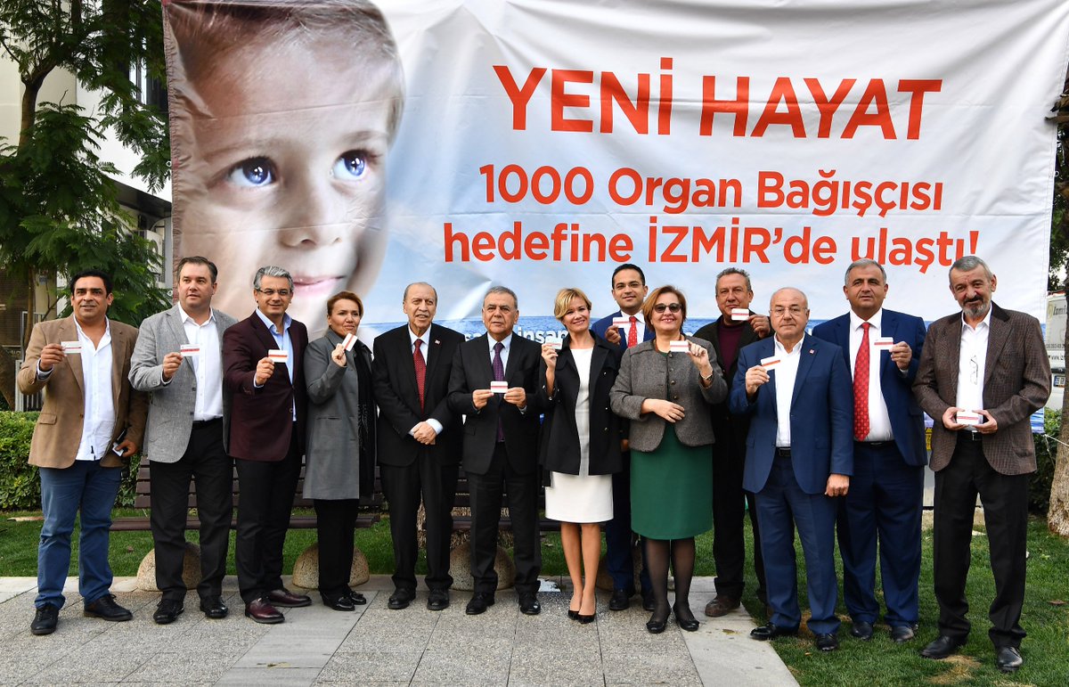 izmirbld's tweet photo. Organ bağışında İzmir farkı. 3 yılda sadece 567 bağışçı bulabildiklerini söyleyen Tekelioğlu, İzmir'de belediyelerin desteğiyle 5 gün içinde hedefledikleri 1000 rakamına ulaştıklarını söyledi. #İşteBuYüzden��zmir #Teşekkürlerİzmirli #İzmirFarkı https://t.co/NwrVhZEhQr https://t.co/WLV7EkdMIi