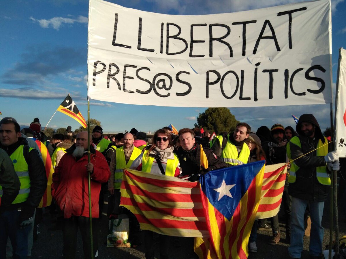 CDRLloretdeMar's tweet photo. 🚧 AP-7 segueix aturada 💪🏻💪🏻
#catalonia #GeneralStrike8N #VagaGeneral8N #LliberatPresosPolítics #DefensemlaRepública https://t.co/6R0iyOyS7C