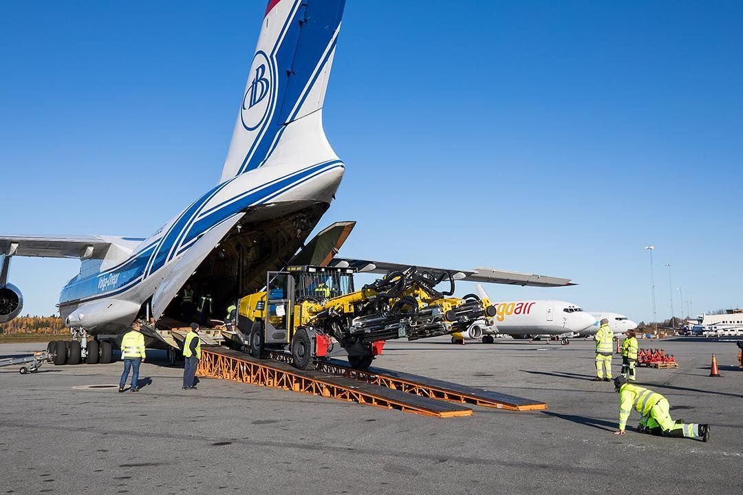 AtlasCopcoGroup's tweet photo. One of our Boomers being loaded onto an aircraft carrier at Örebro Airport in Sweden. The destination was Perth, Australia. https://t.co/ZxHJw7YGQQ
