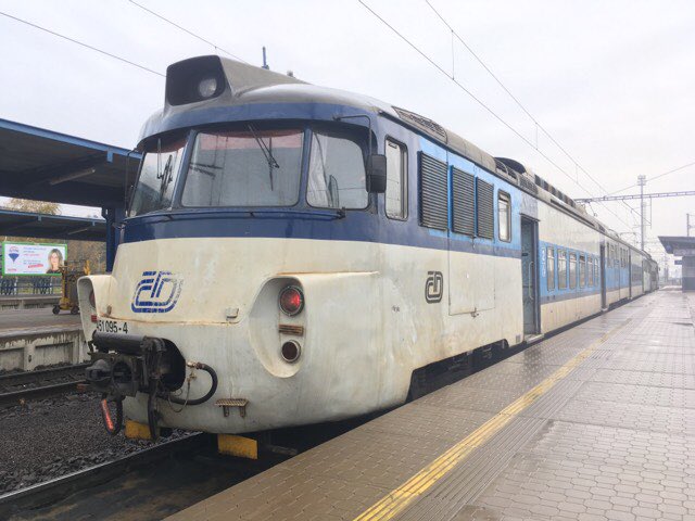 KSWeb_org's tweet photo. チェコ鉄道451系電車。見てくださいよこの穏やかじゃないスタイル。めちゃくちゃカッコよくないですか。 https://t.co/cSaQY0QS1l