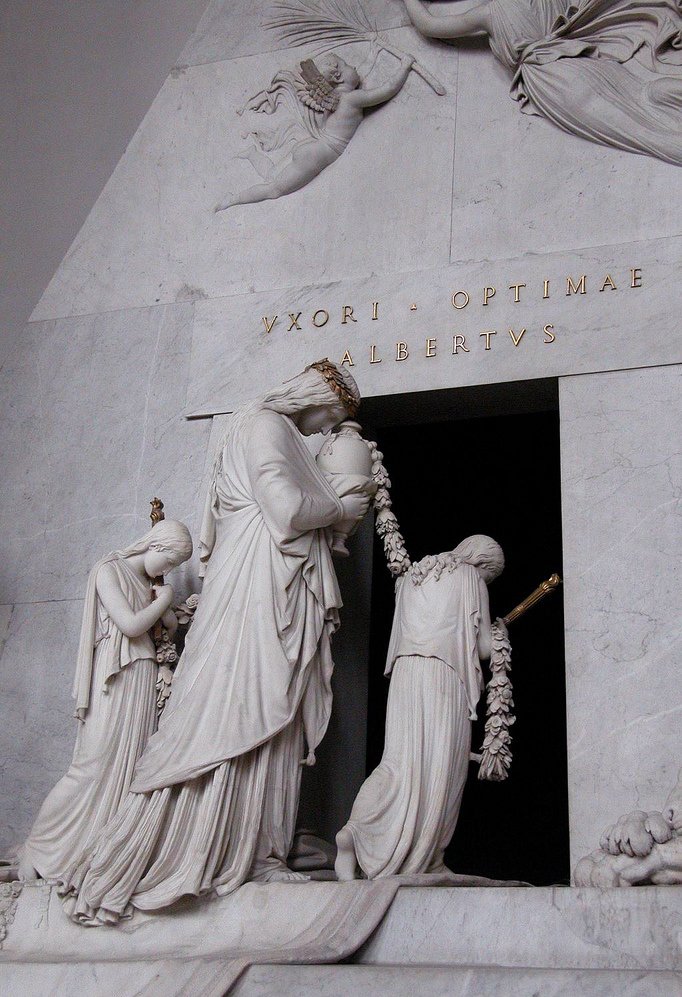 _whitedistrict_'s tweet photo. #Dettagli d'#arte: Le figure sono dolenti ma piene di dignità. Il silenzio impregnato di commozione. #Canova https://t.co/U7URiqr3cQ