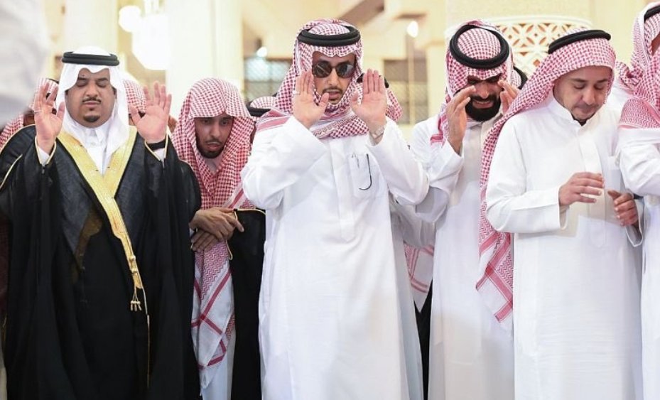 akhbarak's tweet photo. مجموعة من الصور طغى عليها الحزن لحظات استقبال الأمير مقرن لجنازة ابنه بالدموع https://t.co/MahSb1Gwpd