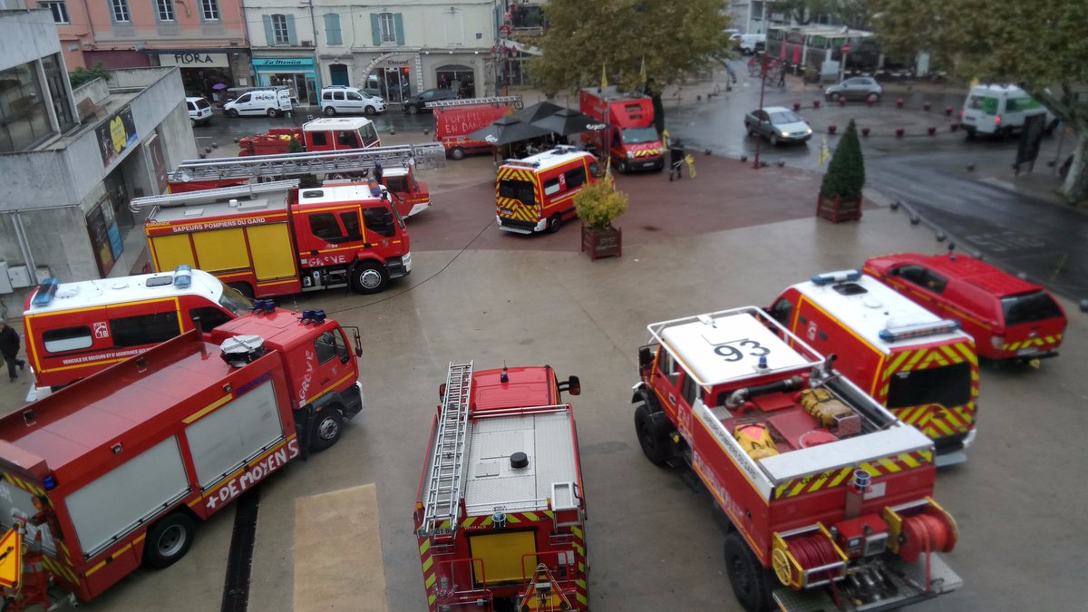 NordineTRIA's tweet photo. Les #pompiers sont dans la #place !!
Il #pleut
tout #baigne clin d'oeil #Ménélik
#ales https://t.co/70L68G9EZV