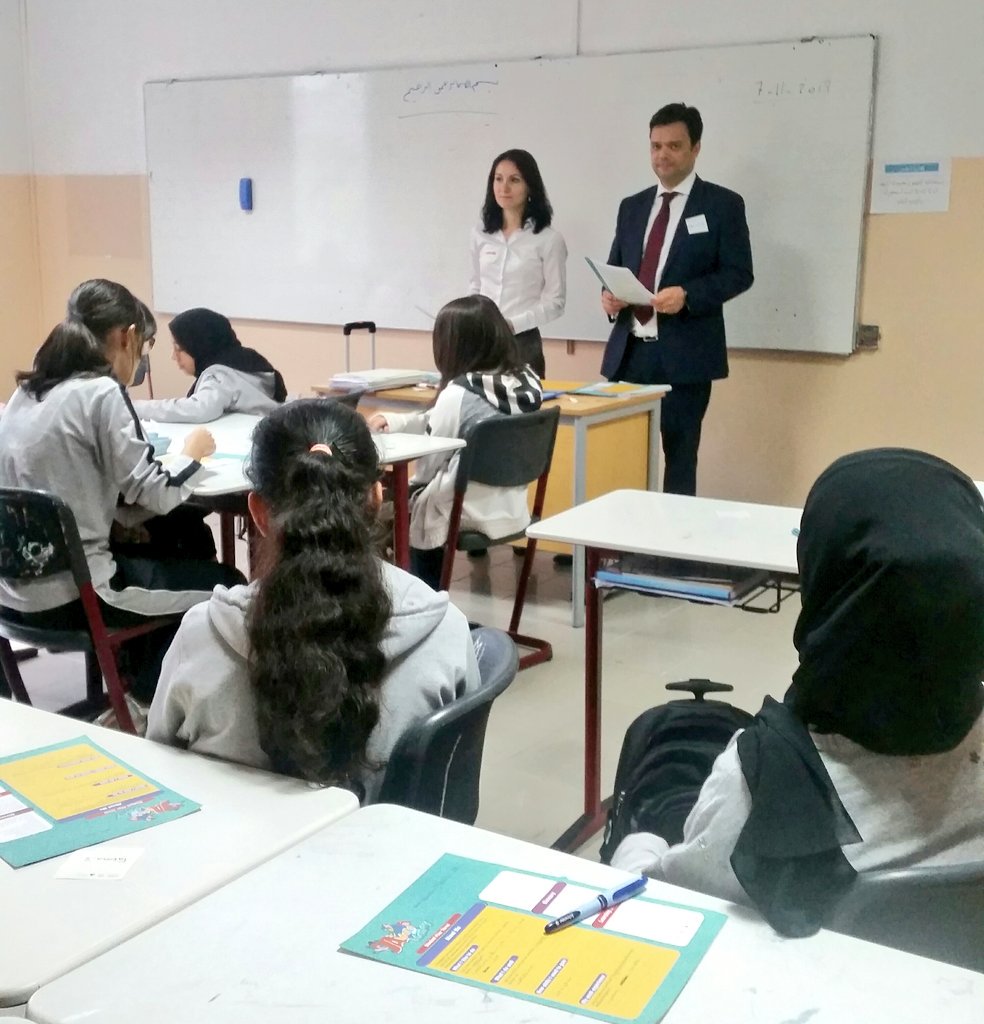 InjazUAE's tweet photo. #DNSTwar students identify the basic steps for operating a small business with the help of @MetLife #Foundation volunteers #FinancialLiteracy #entrepreneurship #INJAZUAE https://t.co/yXduKGffQN