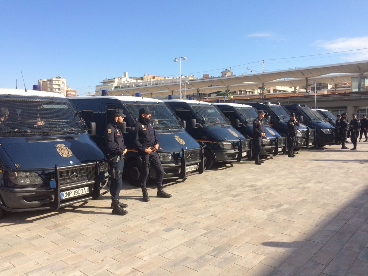 CUPGirona's tweet photo. 🔴 [11:10h] Es demana reforçar el punt del TAV de #Girona. Perill imminent d'intervenció policial #VagaGeneral8N https://t.co/YFIFsUIVQX