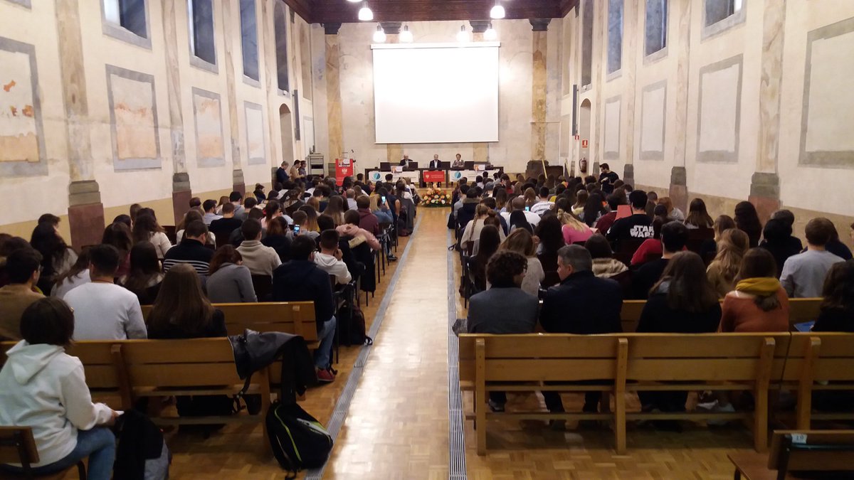 FranGomez_UGR's tweet photo. VICENTE VALLÉS "Informar ante las cámaras". Lleno total en @fcd_ugr Qué maravilla de alumnado @dge_fcd https://t.co/jJBJ0LWqup