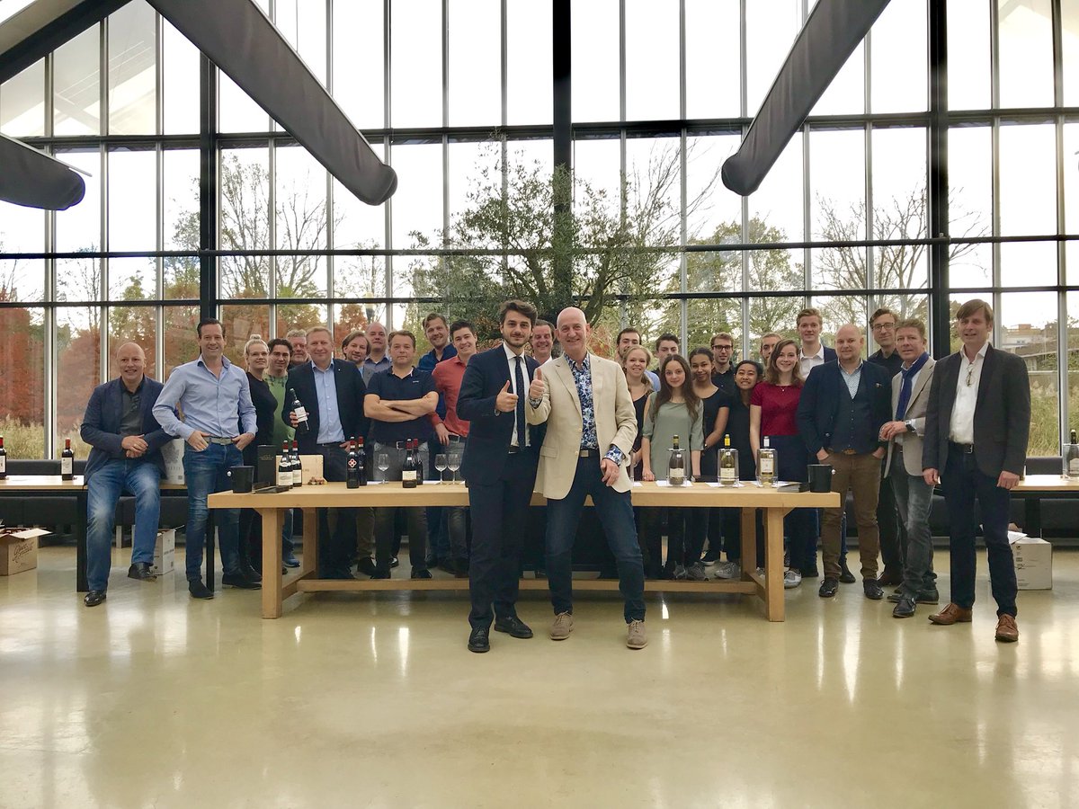 Erik met de hoofdgast van <a href="/UmaniRonchiVino/">Umani Ronchi</a> en de crew klaar om ruim 400 gasten te ontvangen. #wijnproeverij #DeKas