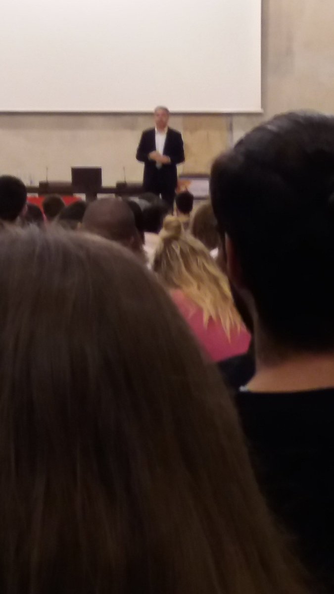 FranGomez_UGR's tweet photo. VICENTE VALLÉS "Informar ante las cámaras". Lleno total en @fcd_ugr Qué maravilla de alumnado @dge_fcd https://t.co/jJBJ0LWqup
