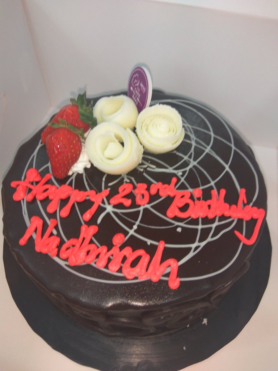 ira_nadhirahz's tweet photo. Birthday celebration with family
🎂🎁🎊🎆🎇🎈
#mybirthday #thanks #myfamily #blueberrycheesechoccake #jenniecakehouse #ayamas https://t.co/6kEfgeahsJ