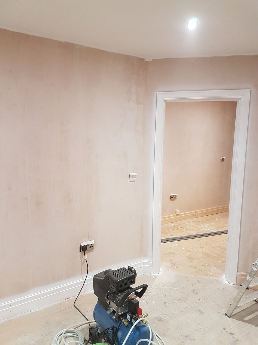Williams_decor's tweet photo. Spraying some primer undercoat on a bungalow renovation last night using @DuluxDecCentre quick drying wood primer undercoat 😊 https://t.co/CXdMpC0Gwc