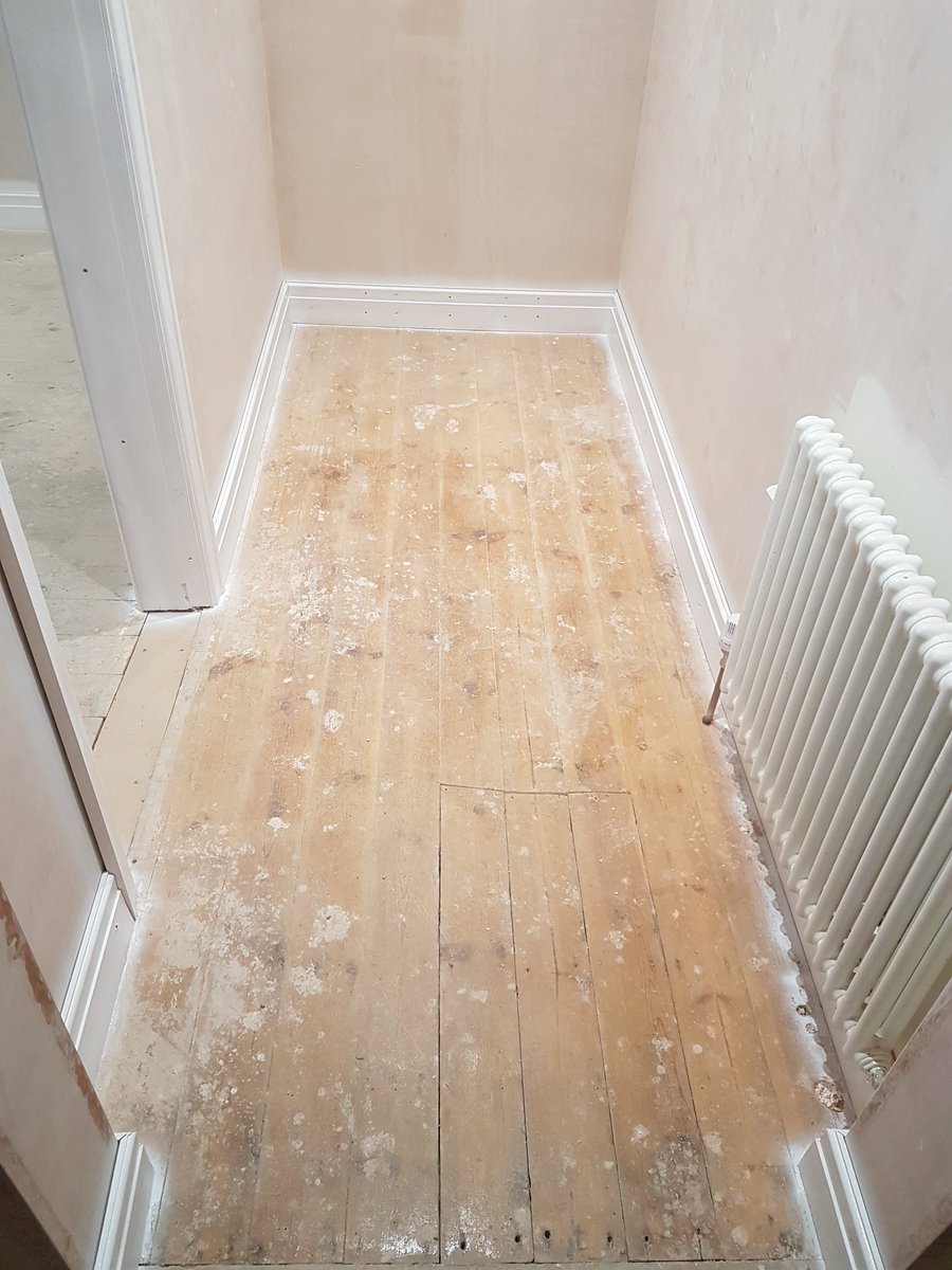 Williams_decor's tweet photo. Spraying some primer undercoat on a bungalow renovation last night using @DuluxDecCentre quick drying wood primer undercoat 😊 https://t.co/CXdMpC0Gwc