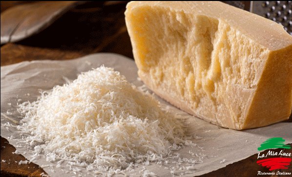 Parmesan Peyniri 🧀 İtalya'nın kuzeyindeki Parma şehrinden, lezzeti ve kalitesi ile ünü tüm dünyaya yayılmış çok sert ve açık sarımsı rengi olan bir peynir türüdür. 🔼Genellikle servis anında yemeklerin üzerine rendelenir. Insalata Cesare’da da kullanılır.