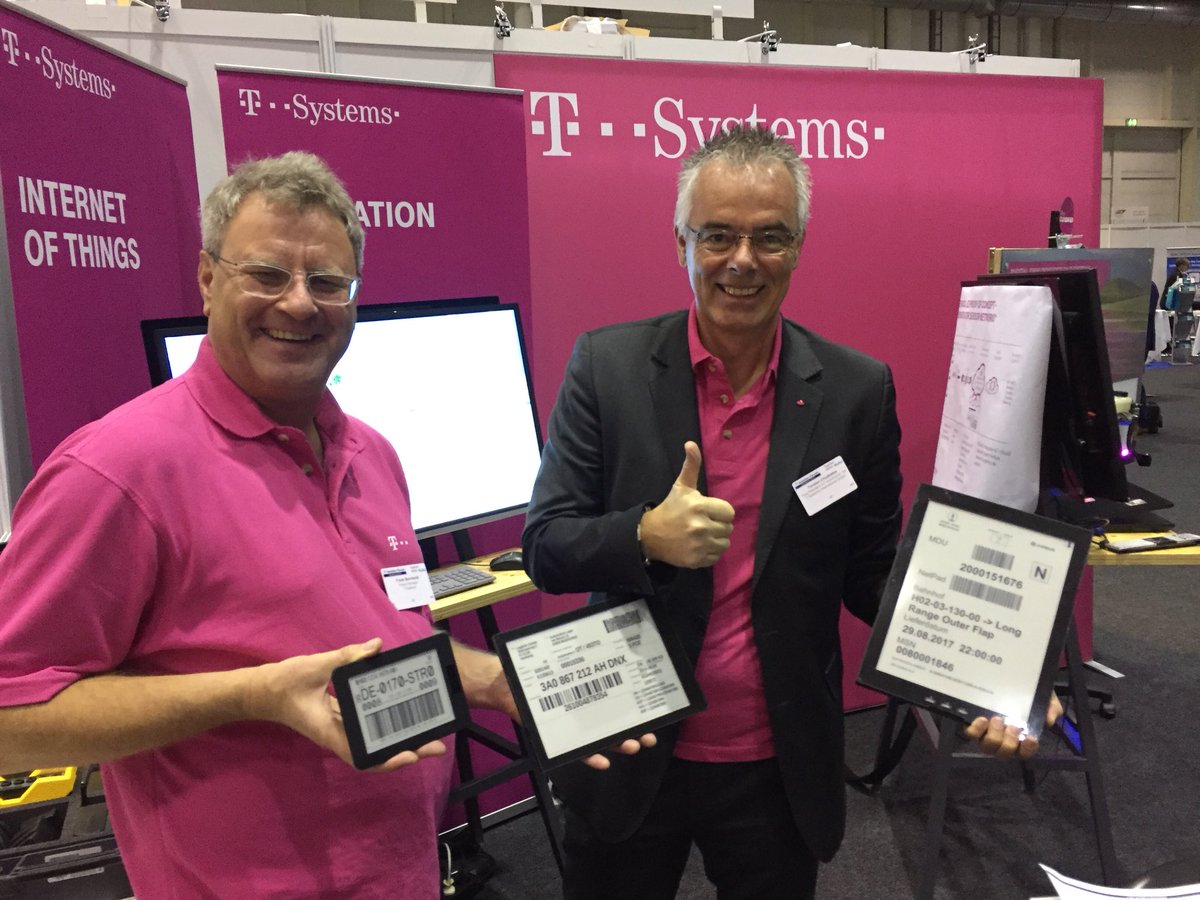 HerbieConnected's tweet photo. Digital freight documents-hot topic for Aviation. @TorstenChudobba shows first prototypes at @tsystemsde Booth on #AF17HH https://t.co/VBNcxTP7m1