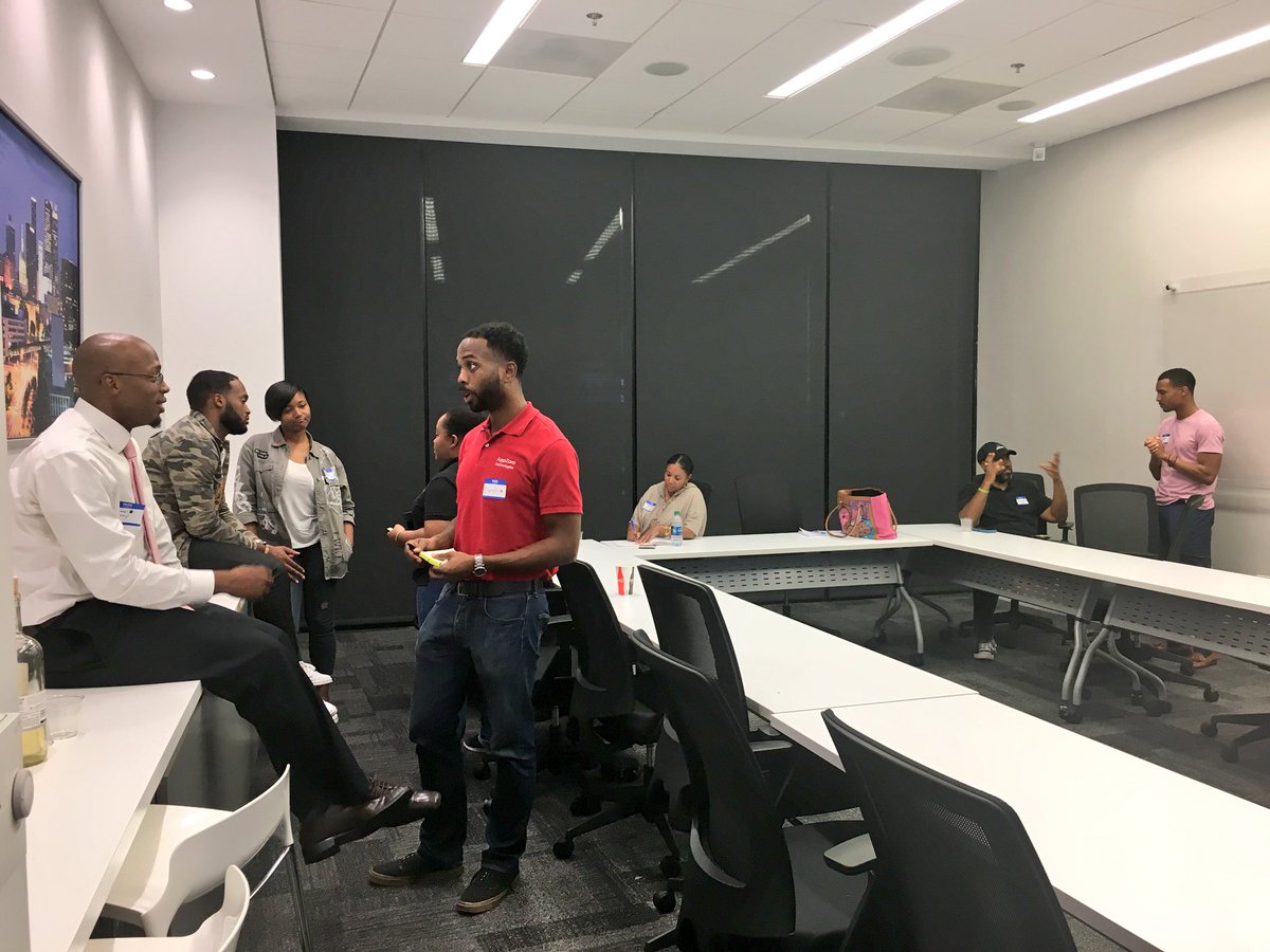 AppZoroT's tweet photo. #theserviceexchange networking time https://t.co/ahMpPnPX0M
