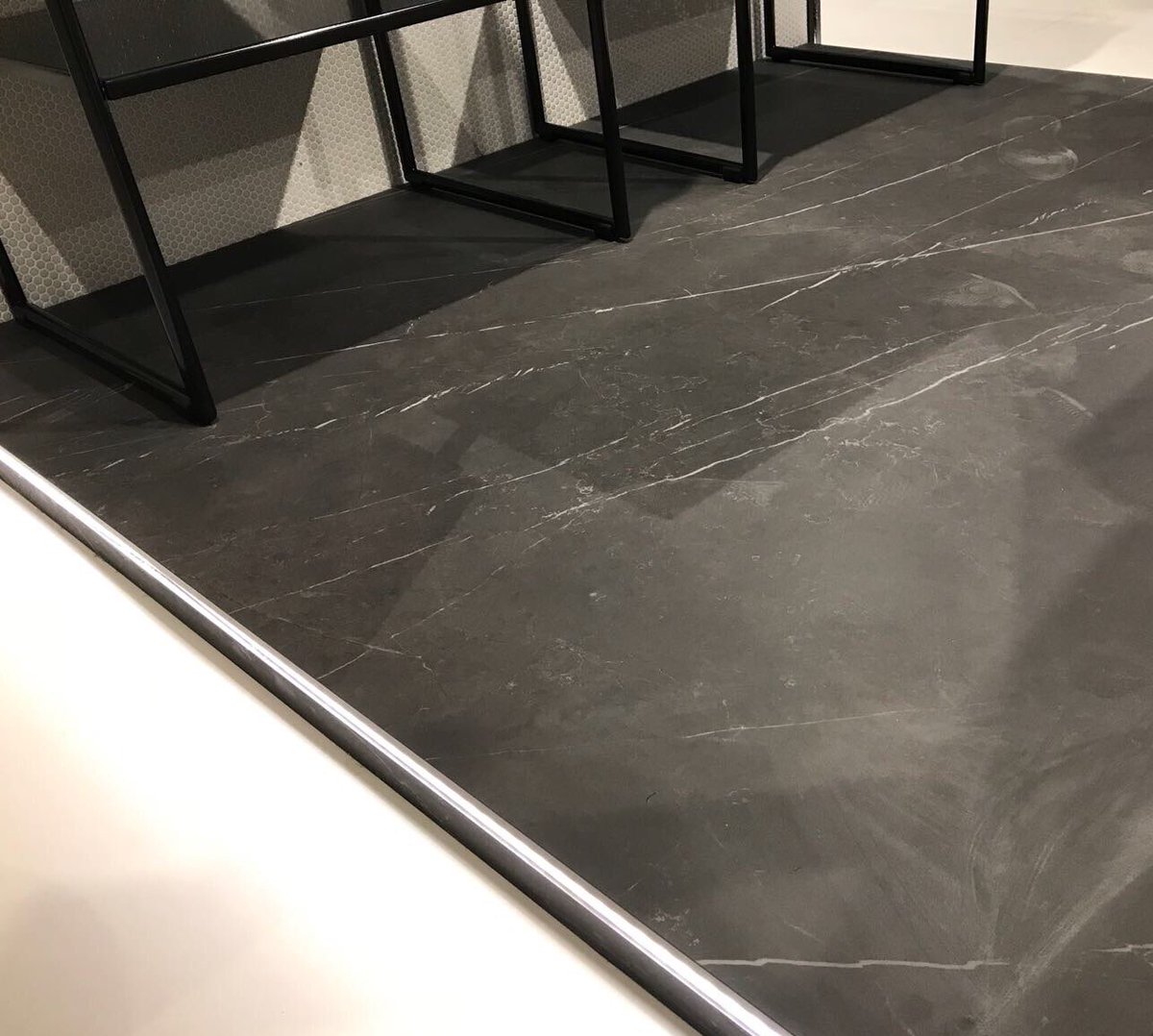 XLPorcelain's tweet image. Savage Dark Nature - this brilliant design was recently installed by local fabricator @GraniteArtistry. Fantastic work! #bathroomdesign