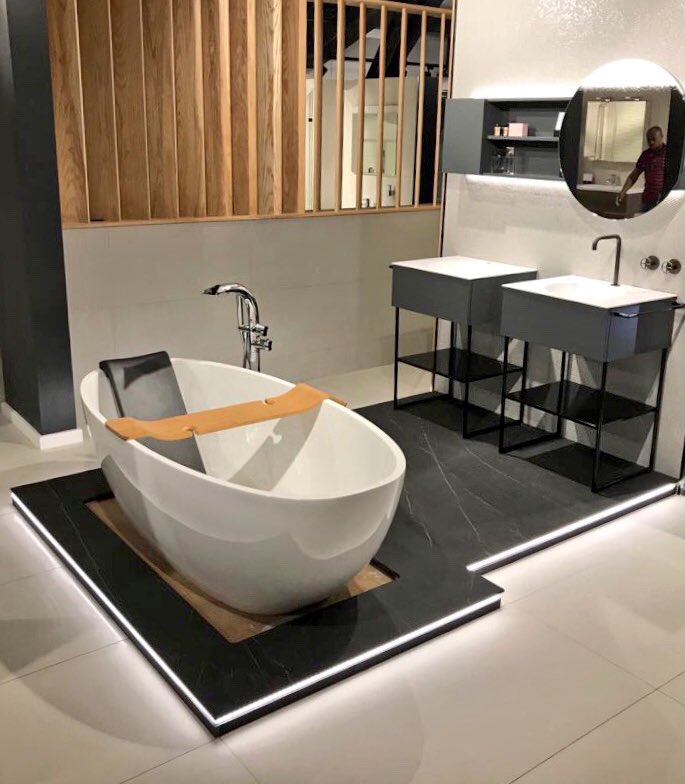 XLPorcelain's tweet image. Savage Dark Nature - this brilliant design was recently installed by local fabricator @GraniteArtistry. Fantastic work! #bathroomdesign