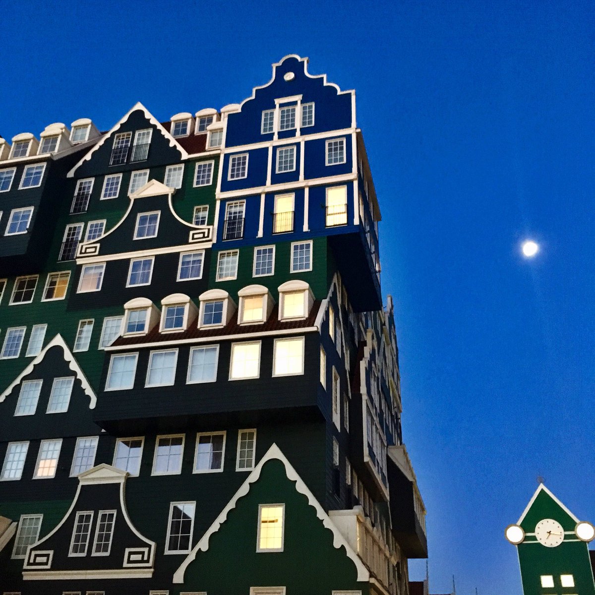nataschavdbolt's tweet photo. Een vierluik met een stukje promotie voor een heel-vroeg-in-de-ochtendbezoekje aan het stadshart van #Zaandam. Later op de dag mag uiteraard ook evenals een uitstapje naar de andere mooie en gezellige winkel-uitgaans-toeristische-locaties in #Zaanstad 😊💥 https://t.co/UoykWh4qYv