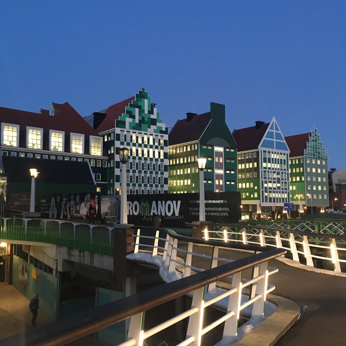 nataschavdbolt's tweet photo. Een vierluik met een stukje promotie voor een heel-vroeg-in-de-ochtendbezoekje aan het stadshart van #Zaandam. Later op de dag mag uiteraard ook evenals een uitstapje naar de andere mooie en gezellige winkel-uitgaans-toeristische-locaties in #Zaanstad 😊💥 https://t.co/UoykWh4qYv