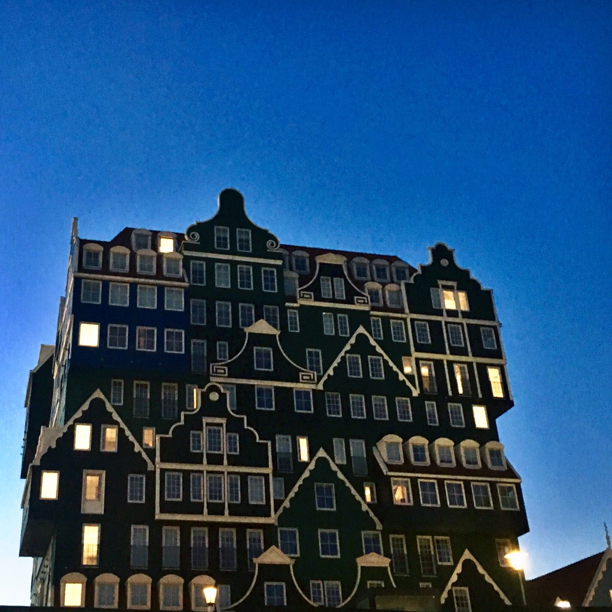 nataschavdbolt's tweet photo. Een vierluik met een stukje promotie voor een heel-vroeg-in-de-ochtendbezoekje aan het stadshart van #Zaandam. Later op de dag mag uiteraard ook evenals een uitstapje naar de andere mooie en gezellige winkel-uitgaans-toeristische-locaties in #Zaanstad 😊💥 https://t.co/UoykWh4qYv