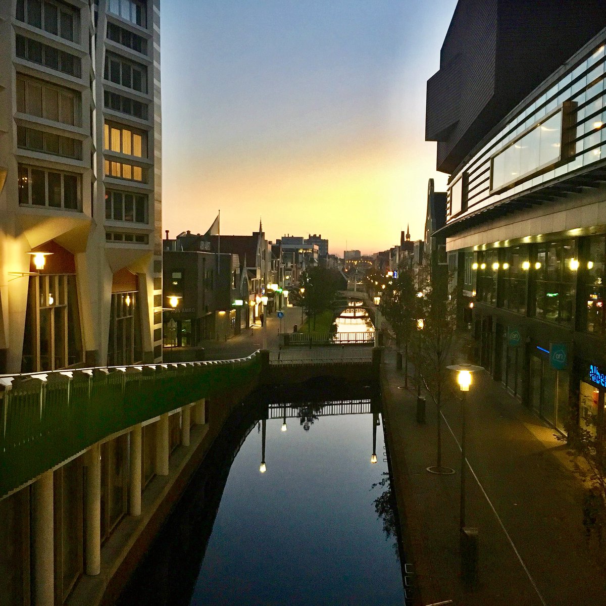 nataschavdbolt's tweet photo. Een vierluik met een stukje promotie voor een heel-vroeg-in-de-ochtendbezoekje aan het stadshart van #Zaandam. Later op de dag mag uiteraard ook evenals een uitstapje naar de andere mooie en gezellige winkel-uitgaans-toeristische-locaties in #Zaanstad 😊💥 https://t.co/UoykWh4qYv