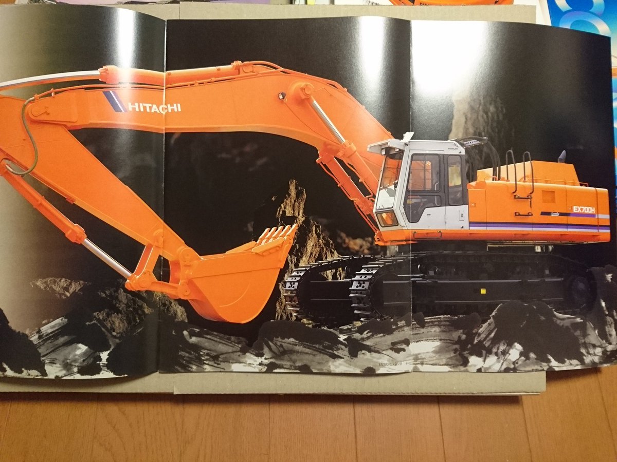 chalk2_soya's tweet photo. カタログはやっぱり昔の方がカッコいい！ #日立建機 #重機 #EX700 https://t.co/XQQDsbpwKV