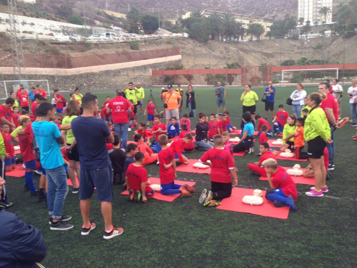 imd_lpgc's tweet photo. #SALUD | ¡Éxito total ayer por la tarde de la visita del #RCPTour al campo de futbol de Hoya de la Plata! https://t.co/u8EJlY3vct