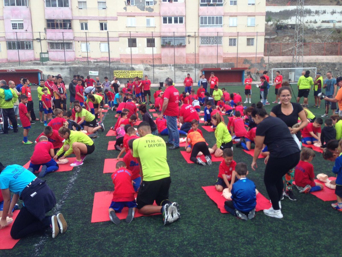 imd_lpgc's tweet photo. #SALUD | ¡Éxito total ayer por la tarde de la visita del #RCPTour al campo de futbol de Hoya de la Plata! https://t.co/u8EJlY3vct