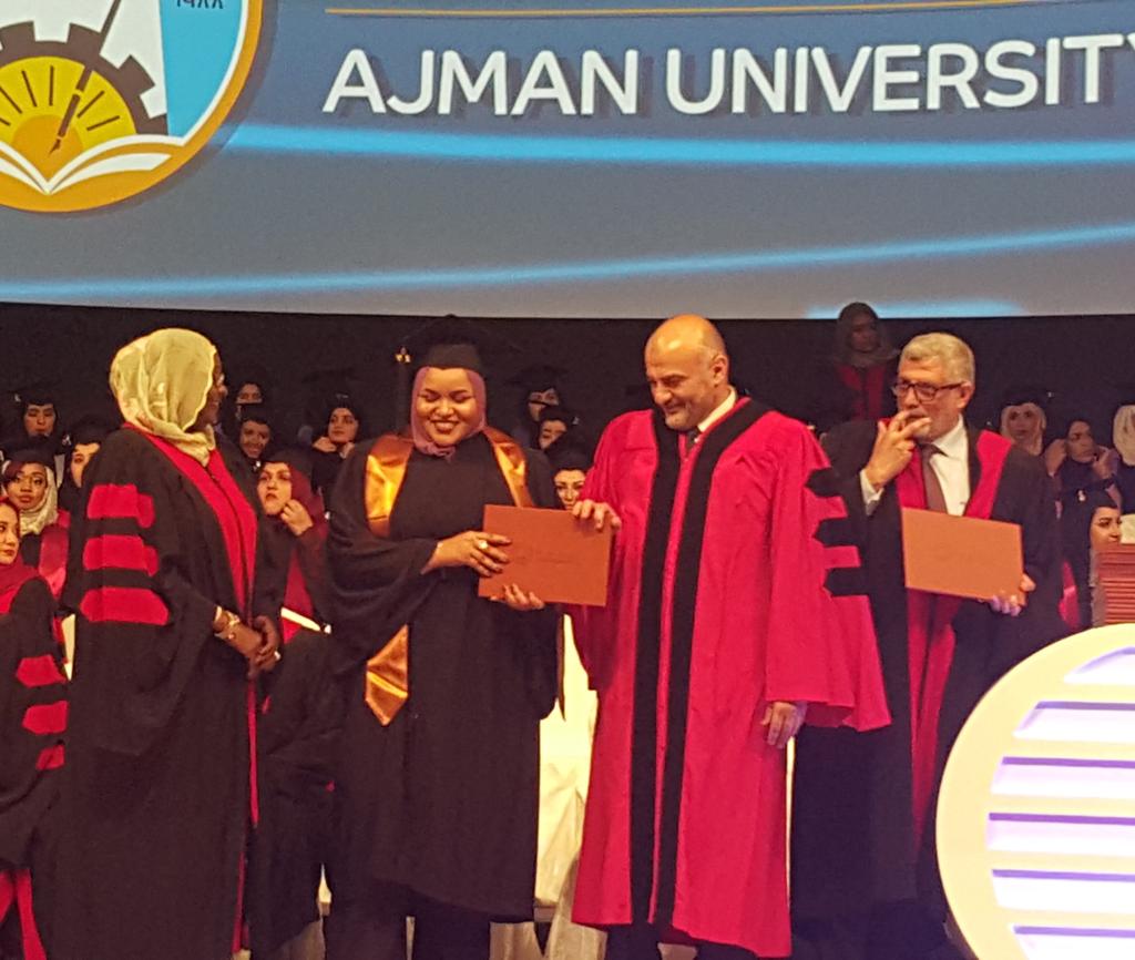 Iman_alfatih's tweet photo. الف مبروووووك لي احلى دكتورة حبيبتي روان خريجة كلية الصيدلية 😍😍😍 #augrad2017 https://t.co/sndqSXB0WH