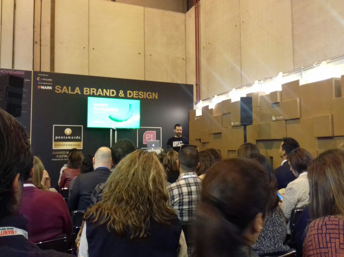 PI_Madrid's tweet photo. Sigue la jornada con los ganadores de los @PENTAWARDS con Paco Adin. Nos habla de #HappyPackaging: ยจTenemos la facultad y el poder de hacer de las cosas ordinarias algo extraordinario .ยจ
#PI2017 / Sala #BrandAndDesing https://t.co/MY8YBiDu7R