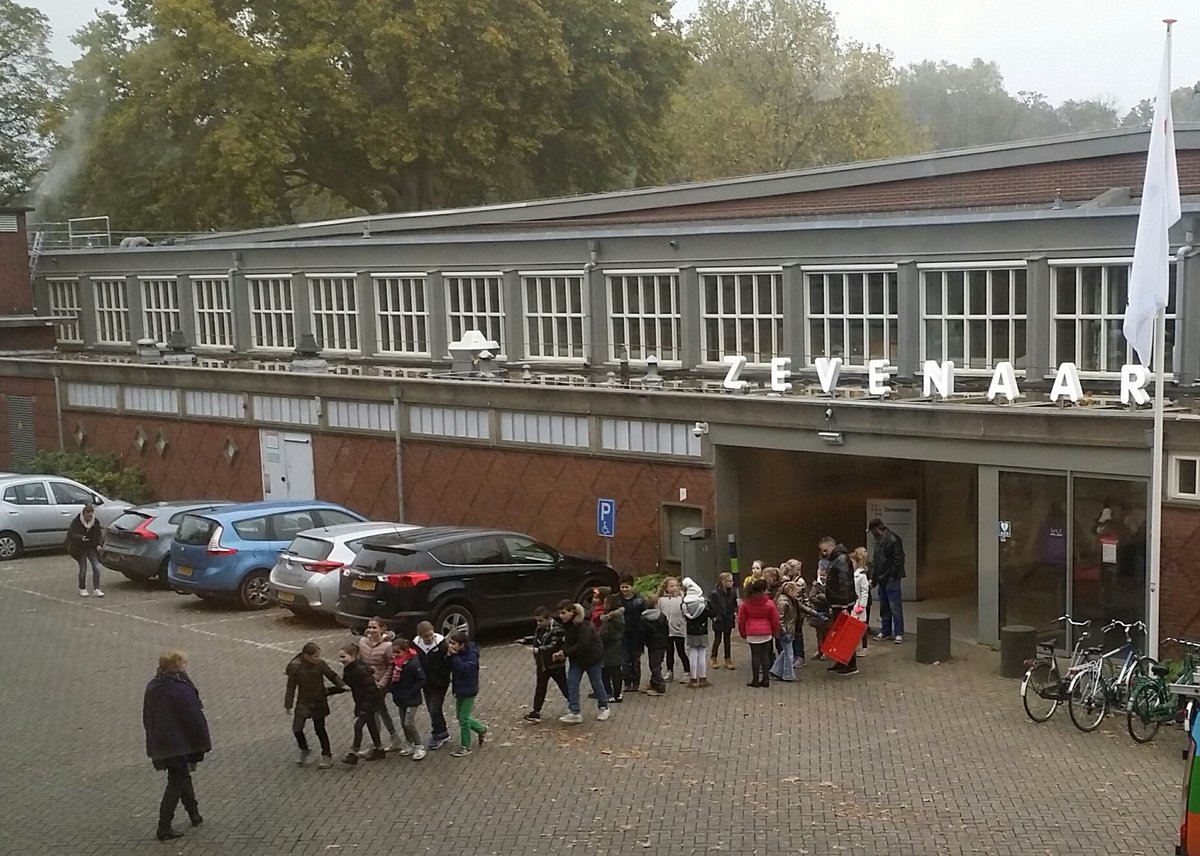 Zevenaar's tweet photo. Topstart 👍 27 leerlingen van OBS De Carrousel ontbeten met bgm. @JeroenStaatsen en weth.  @TienkevdWerf @ToonAlbers3 #Nationaalschoolontbijt https://t.co/U1EdTtSxlv