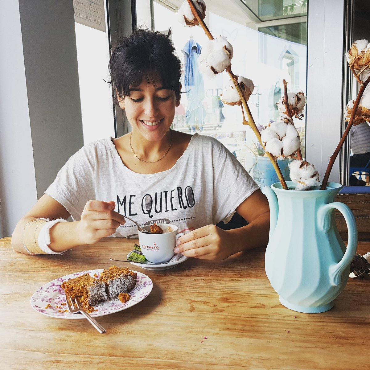 LuciaPerezMusic's tweet photo. Cogiendo energía para seguir con la semana !!Desayunos molones en @laplayaluanco 
 #proximodisco  #grabando #proximosproyectos #ilusionada @bonec_shoes #bonec #chocolatisimo #sitiosmolones  #plantadealgodon #deco https://t.co/ESehqTP0ac
