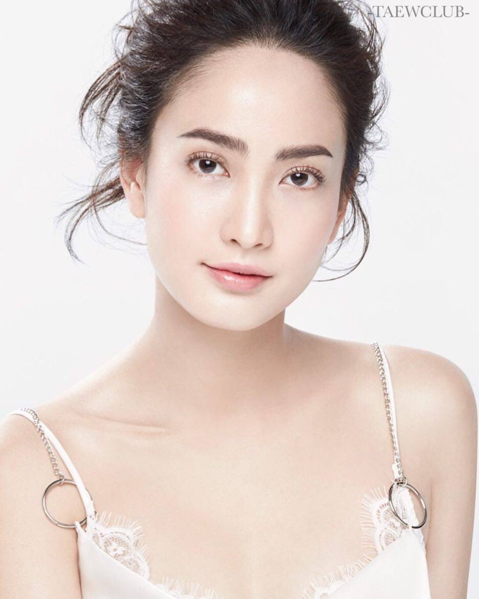 อยากหยุดเวลาทั้งโลกแล้วหายตัวไปแอบหอมแก้มพี่แต้วซักฟอดดใหญ่ๆ  555  
#แต้วณฐพร #สาวน่ากอด2017 
Cr.taewclub