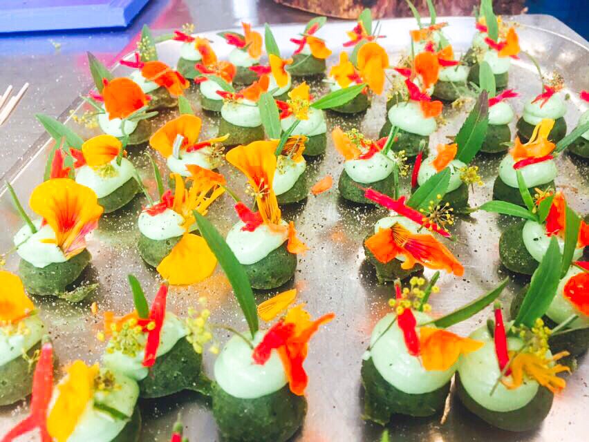 Deze prachtige #hapjes maakte onze #chefkok Robert met kruiden uit onze eigen #kruidentuin