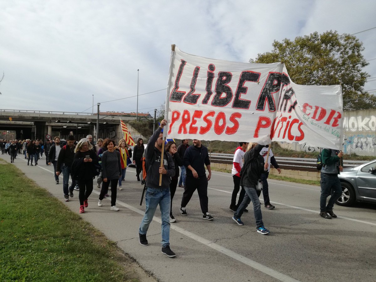Sant Quirze caminant cap a Sabadell. #VagaGeneral <a href="/CDRCatOficial/">CDR Catalunya #RevoltaPopular 🔥</a> <a href="/La_Directa/">Directa</a> #sbd #sqv @cdrSQV