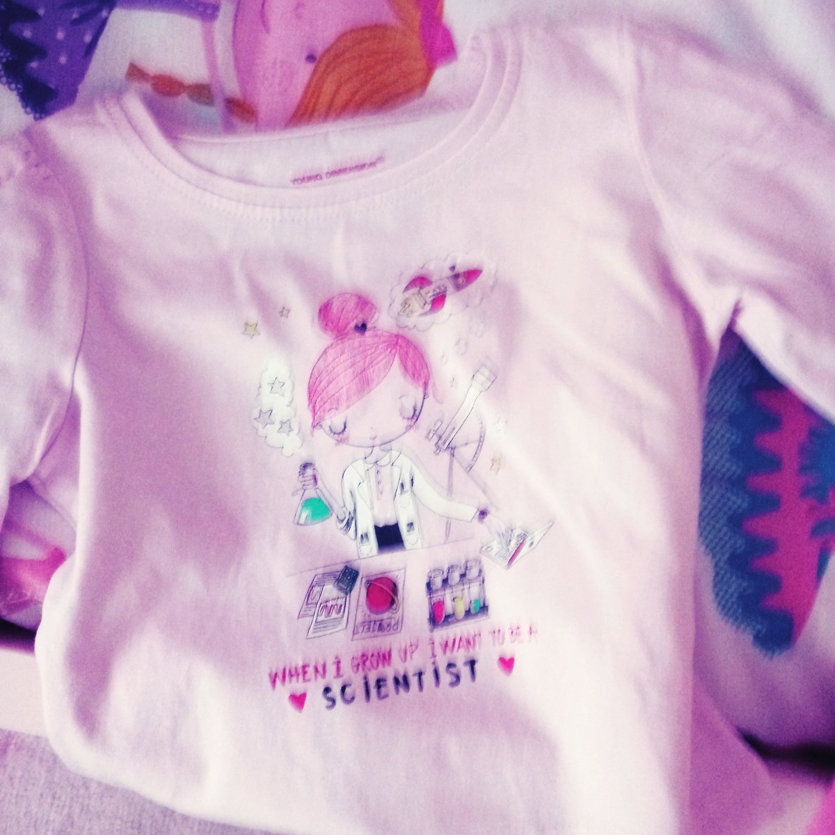 InnoPatri's tweet photo. #womenpower #littleShira aunq no sé si es buena idea #crazyforscience como tu mami https://t.co/9MEsD469XX