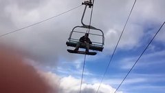 imbeciles_fr's tweet photo. Quand un surfeur doit descendre d'un télésiège en panne, ça peut être assez rocambolesque... https://t.co/N04gzkQqQm #surfeur #telesiege #sauvetage https://t.co/miYYXgDSFI